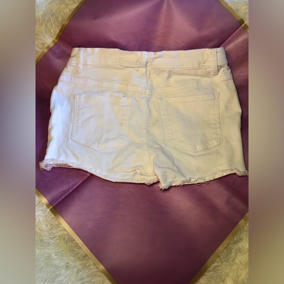 VENUS White Distressed Jean Shorts size 4 - Picture 13 of 13